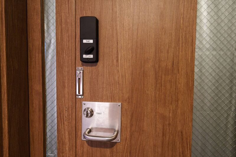 暗証番号でドアを開けます