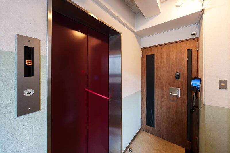 エレベーターでお部屋の階へ