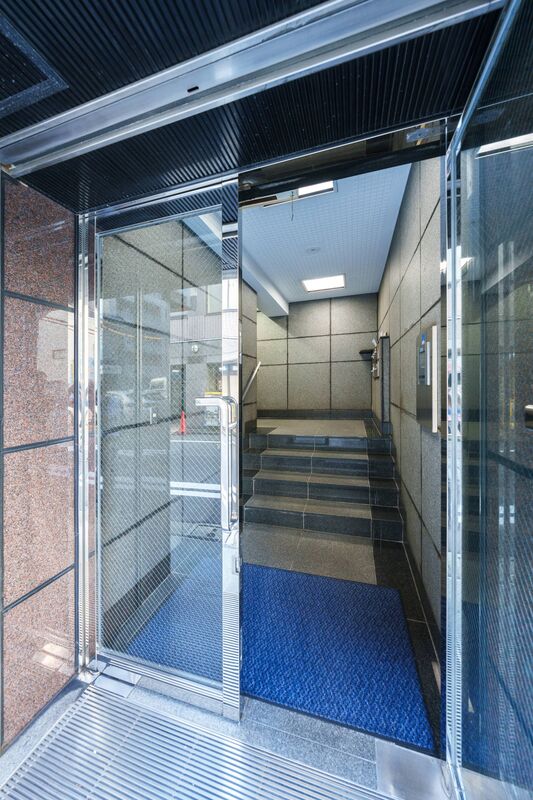 建物の入口から入ります